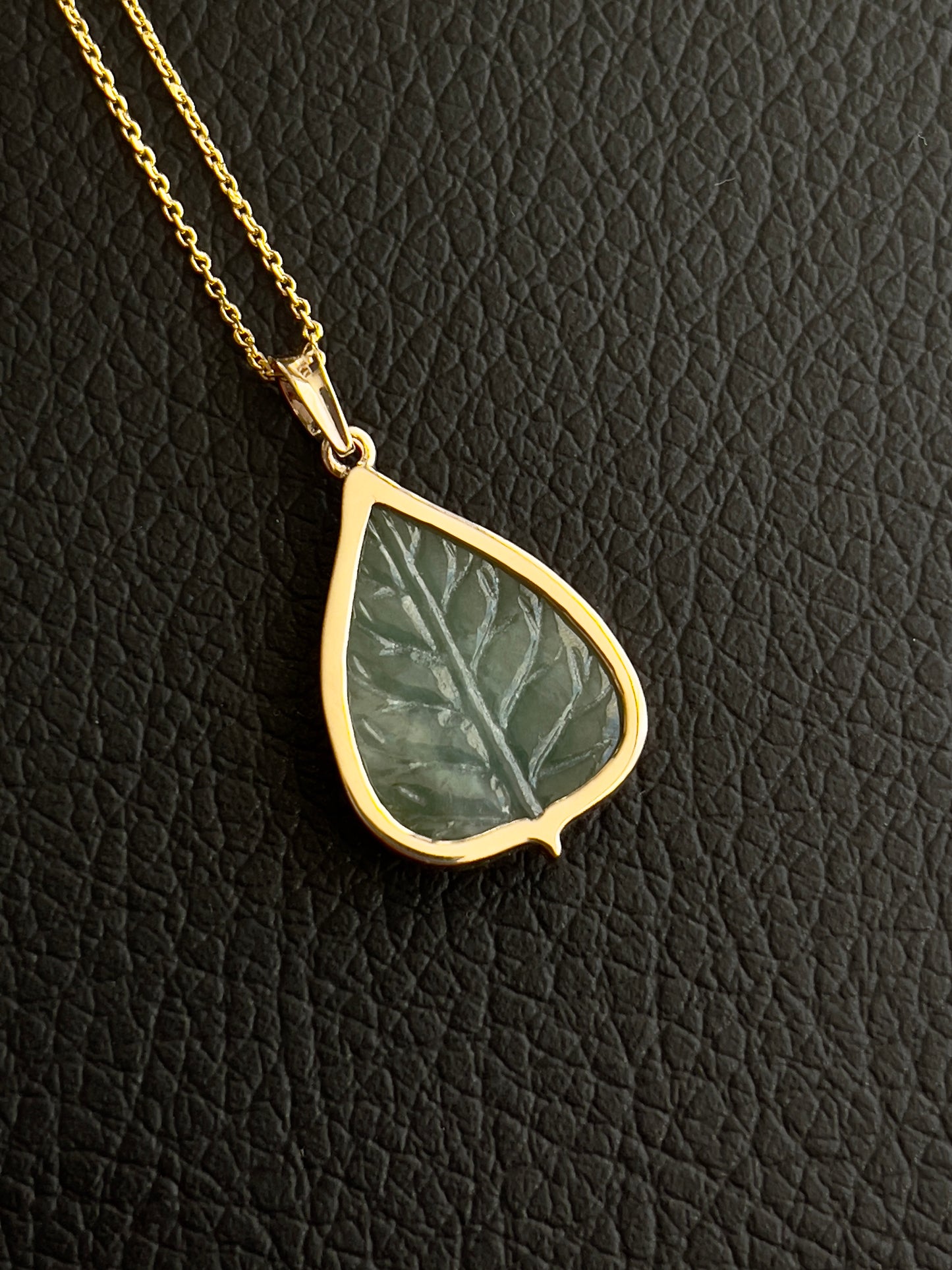 Jade Banyan Leaf Buddha Pendant 18k Gold #826