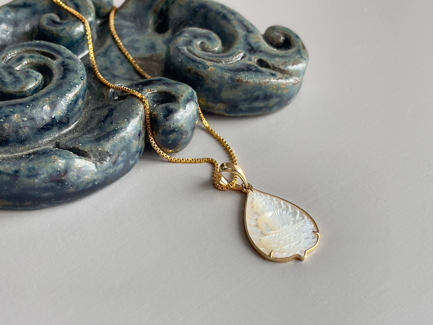 Mother of Pearl Flat Banyan Leaf Buddha 18k Gold