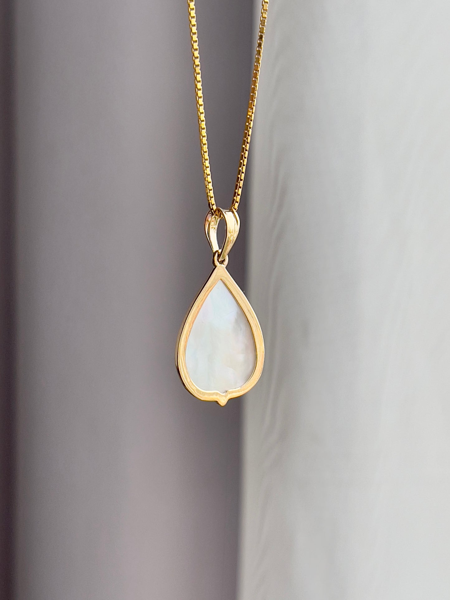 Mother of Pearl Flat Banyan Leaf Buddha 18k Gold