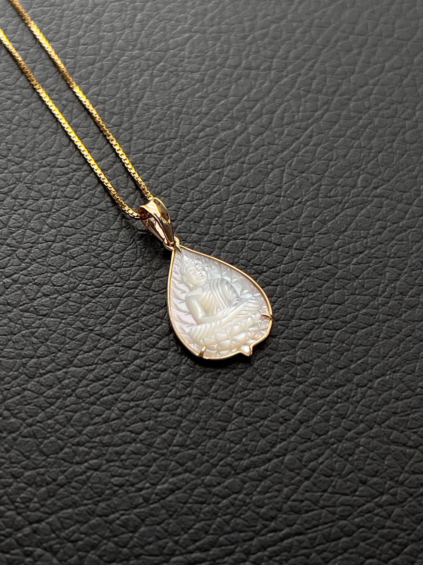 Mother of Pearl Flat Banyan Leaf Buddha 18k Gold