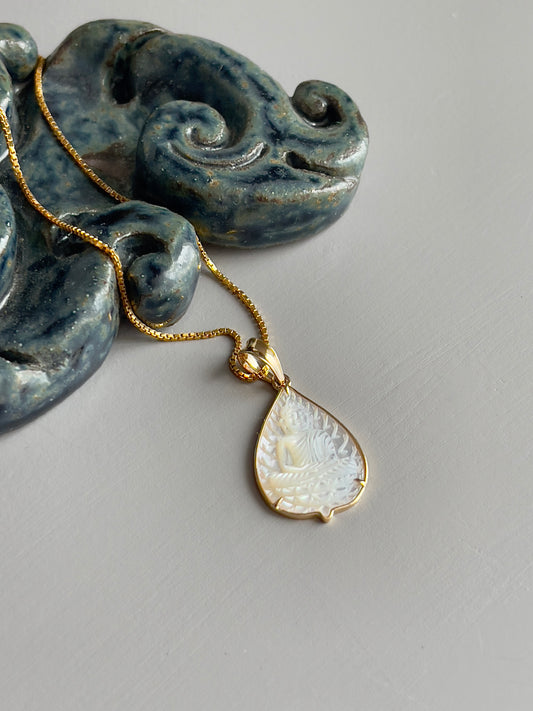 Mother of Pearl Flat Banyan Leaf Buddha 18k Gold
